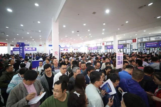 人头攒动.jpg 人头攒动.jpg